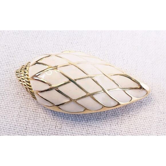 Vintage 90s Trifari Sea Shell Signed Gold Tone Enamel Conch Brooch Pin 2.25” - Picture 3 of 7
